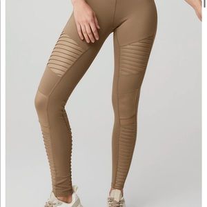 NWT Alo Yoga Moto Legging (Gravel)